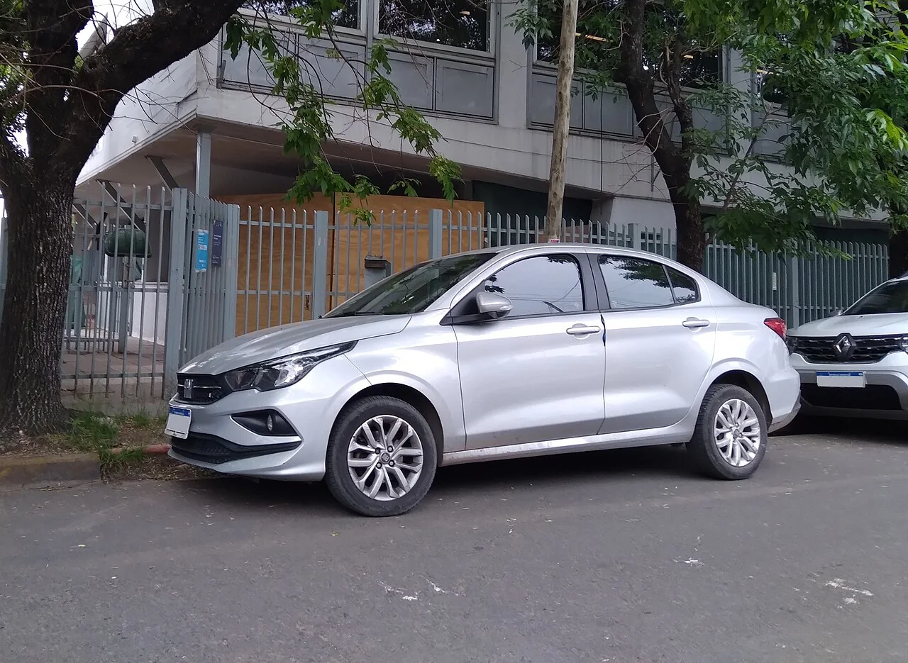 Fiat Cronos estacionado en una calle de Buenos Aires